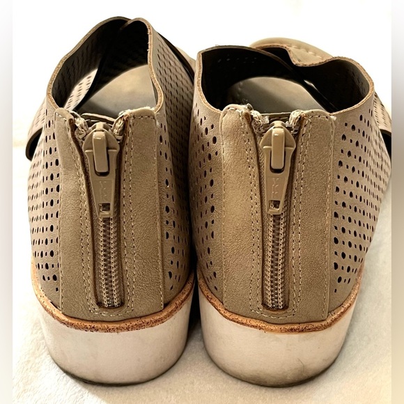 Eurosoft by Sofft Women's Tan Perforated Sandals Slip-On Flats w/ Zipper Sz 6.5 - Picture 5 of 11